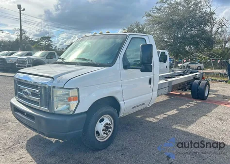 2011 Ford Econoline E450 Super Duty Cutaway Van z USA, uszkodzony, nr VIN 1FDXE4FS7BDA96555